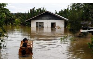شاهد| فيضانات ماليزيا تتسبب في تهجير 40 ألف من منازلهم 8