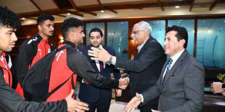 وزير الرياضة يستقبل المنتخب الأولمبي بمطار القاهرة بعد التأهل إلى كأس الأمم 1