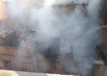 عاجل | قبل أذان المغرب.. حريق هائل يلتهم عدداً من المنازل بشارع الجلاء في أخميم 10