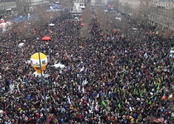 مظاهرات حاشدة في المدن الفرنسية اعتراضا على رفع سن التقاعد