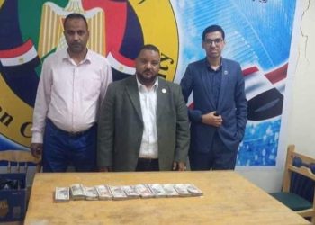 جمارك مطار أسوان الدولي تضبط محاولة تهريب كمية من النقد المصري