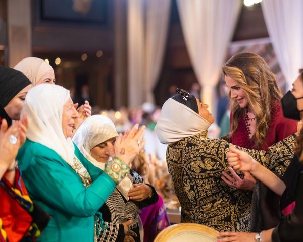 الملكة رانيا تنشر لقطات من حناء الأميرة إيمان بنت عبدالله لـ جميل ألكساندر