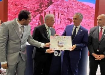 تكريم محافظ جنوب سيناء لفوز شرم الشيخ بجائزة أفضل مدينة تدعم السياحة المستدامة في الوطن العربي 1
