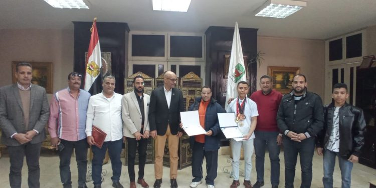 بعد نشر «أوان مصر».. وكيل وزارة الشباب والرياضة يكرم بطل العالم في ألعاب القوى 1