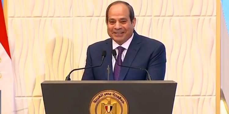 وزير التنمية المحلية يهنئ السيسي بحلول ذكرى عيد تحرير سيناء