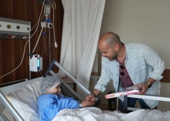 أبو في زيارة مبهجة لـ أطفال مستشفى الناس |صور 3