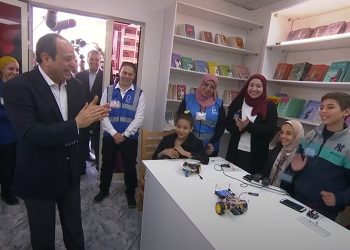 برافو عليك.. السيسي يصفق لطفل اخترع لعبة خلال تفقده مشروعات حياة كريمة بالمنيا 6