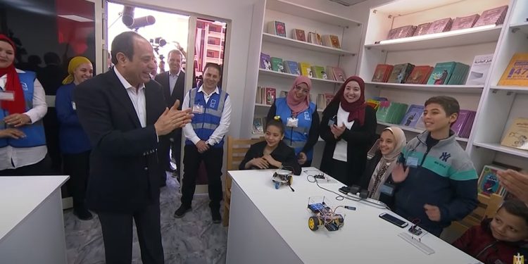 برافو عليك.. السيسي يصفق لطفل اخترع لعبة خلال تفقده مشروعات حياة كريمة بالمنيا 1