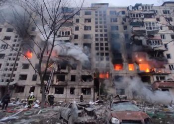 أوكرانيا: مقتل ثلاثة أشخاص في قصف استهدف مبنى سكنيًا بمدينة لفيف 3