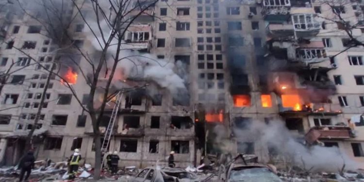 أوكرانيا: مقتل ثلاثة أشخاص في قصف استهدف مبنى سكنيًا بمدينة لفيف 1