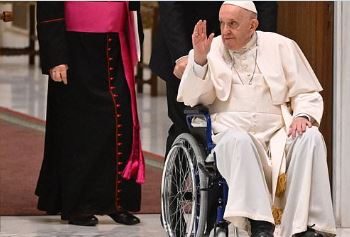 يشعر بالخجل من كرسيه المتحرك.. البابا فرانسيس: لن أستقيل إلا في هذه الحالة 2