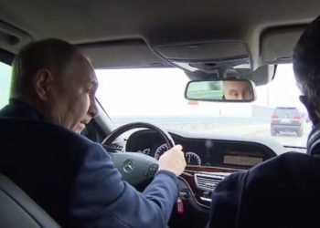 قاد سيارته بنفسه.. بوتين يصل القرم في زيارة مفاجئة 4