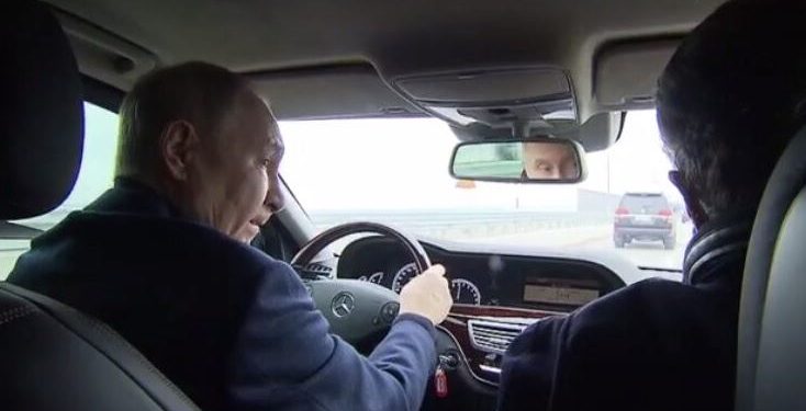 قاد سيارته بنفسه.. بوتين يصل القرم في زيارة مفاجئة 1