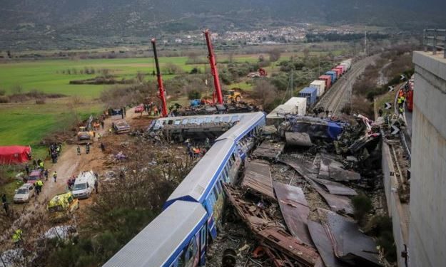 ارتفاع ضحايا حادث تصادم قطارى اليونان إلى 40 شخصا 1