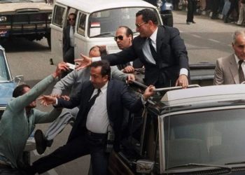 حرس الرئيس ضرب المواطن بالشلوت.. ايه اللي حصل مع مبارك بالمنصورة