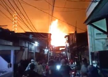 مصرع 10 أشخاص في حريق ضخم بمستودع وقود بـ إندونيسيا 4