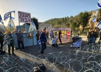 الاحتجاجات تتصاعد في إسرائيل.. وإغلاق طريق تل أبيب 1