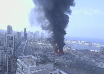 حريق ضخم بأحد مباني مرفأ بيروت.. والأسباب مجهولة 3