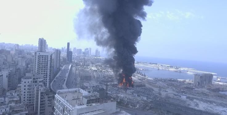حريق ضخم بأحد مباني مرفأ بيروت.. والأسباب مجهولة 1
