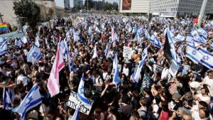 متظاهرون يقتحمون الكنيست الإسرائيلي ويطالبون باستقالة وزير التعليم 2