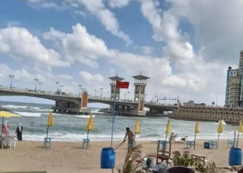 بسبب ارتفاع الأمواج وشدة الرياح.. ممنوع نزول البحر في الإسكندرية 1