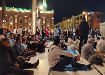 مسجد الحسين يمتلئ بالمصليين قبل صلاة العيد 6