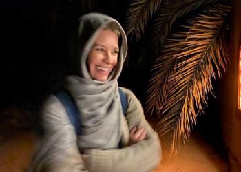 بالحجاب.. النجمة العالمية إيفانجلين ليلي تستمتع بعطلتها في الصحراء البيضاء بالوادي الجديد 6