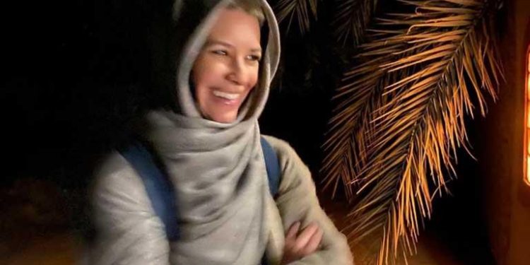 بالحجاب.. النجمة العالمية إيفانجلين ليلي تستمتع بعطلتها في الصحراء البيضاء بالوادي الجديد 1