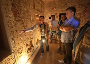 وزير السياحة يتفقد موقع حفائر البعثة الأثرية المصرية بسقارة