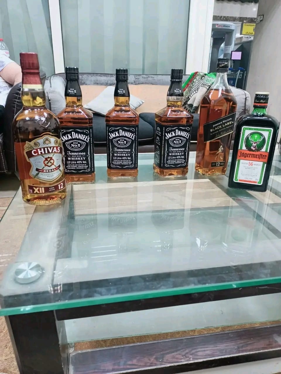 ضبط محاولة تهريب عدد من زجاجات المشروبات الكحولية "الخمور" بـ مطار سوهاج 2