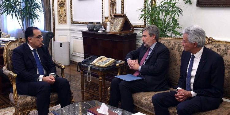 رئيس الوزراء يلتقي سفير إيطاليا لدى مصر