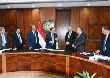 وزير البترول يتابع خطط إنتاج النفط الخام في مصر