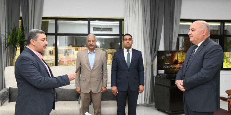 محافظ قنا يشهد حلف اليمن الدستوري لمدير إدارة التخطيط والتنمية العمرانية بالديوان العام 