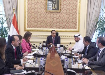 رئيس الوزراء يلتقى رئيس مجلس إدارة شركة أبوظبي القابضة لبحث عدد من الفرص الاستثمارية 1