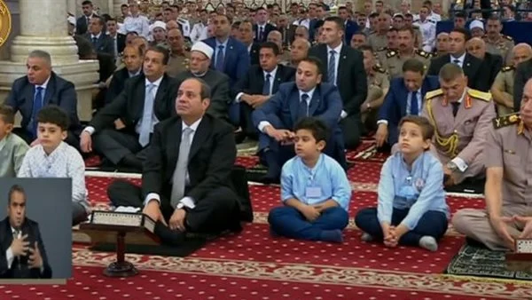 شاهد .. الرئيس السيسي يؤدي صلاة العيد بجانب أبناء الشهداء 3