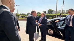 أول زيارة منذ سنوات.. صور وصول وزير الخارجية السوري مصر 3