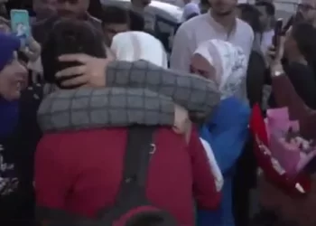 «شكرًا مصر».. شاهد بالفيديو فرحة الفلسطينيين بعد إجلائهم من السودان وعودتهم إلى غزة 1