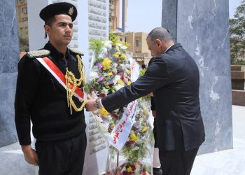 إحياءً للذكرى 224 لعيد سوهاج القومي .. المحافظ يضع إكليل الزهور على النصب التذكاري للشهداء 4