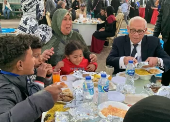 محافظ بورسعيد يتناول وجبة الإفطار مع أطفال أيتام