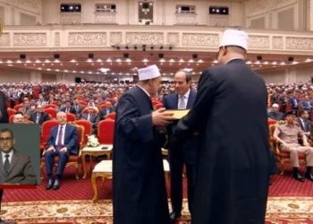 شيخ الأزهر يهدي الرئيس السيسي نسخة من القرآن الكريم باحتفالية ليلة القدر 4