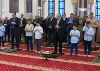 شاهد .. الرئيس السيسي يؤدي صلاة العيد بجانب أبناء الشهداء 1