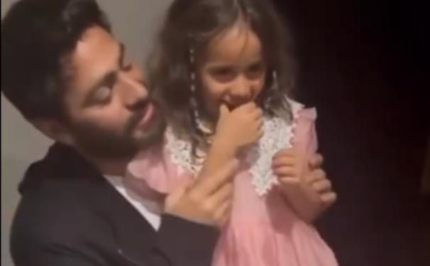 تامر حسني متأثرا ببكاء طفلة: هعرفك على ولادي وتبقوا أصحاب| صور 1