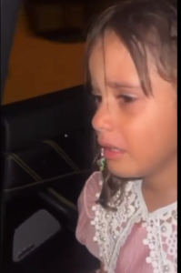 تامر حسني متأثرا ببكاء طفلة: هعرفك على ولادي وتبقوا أصحاب| صور 3