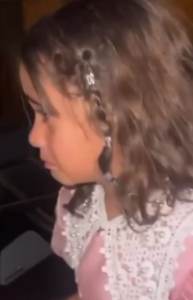 تامر حسني متأثرا ببكاء طفلة: هعرفك على ولادي وتبقوا أصحاب| صور 2