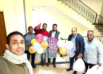 "فرحتهم بالدنيا".. مبادرة شبابية تزور أطفال مركز الأورام بسوهاج
