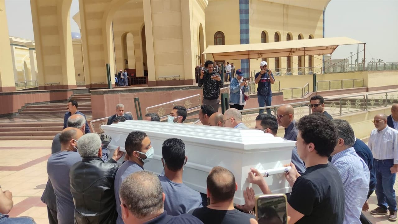انهيار دينا الشربيني لحظة وصول جثمان والدها إلى مسجد المشير طنطاوي |صور 2