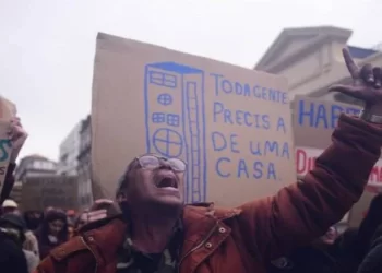 البرتغال.. آلاف فى شوارع لشبونة احتجاجا على ارتفاع الإيجارات وأسعار المنازل 3