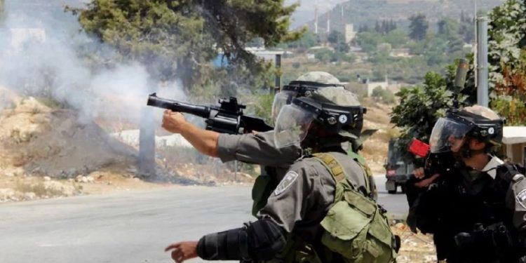 إصابة شاب فلسطيني بالرصاص الحي خلال مواجهات مع قوات الاحتلال الإسرائيلى 1