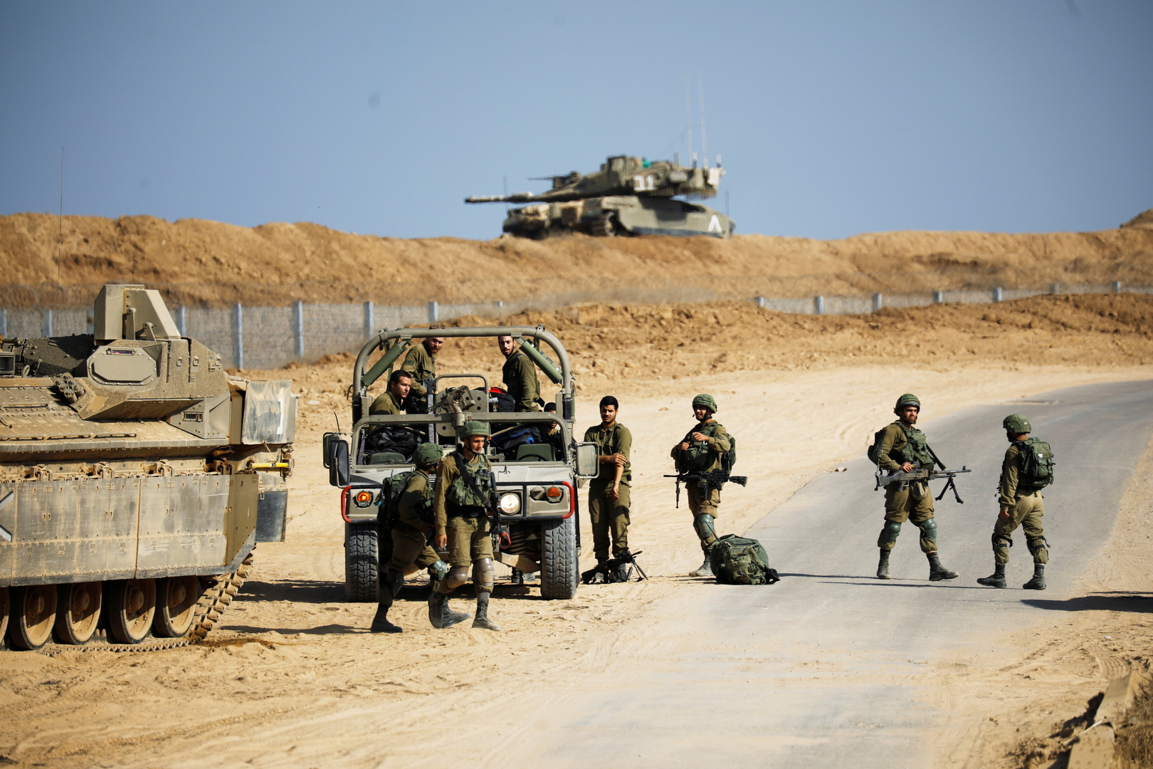 إعلام عبري: مقتل مجند إسرائيلي وإصابة آخرين في هجوم بالضفة الغربية