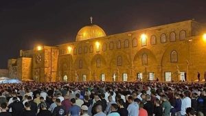 رغم القيود.. 200 ألف فلسطيني يؤدون صلاتي العشاء والتراويح بـ المسجد الأقصى 2